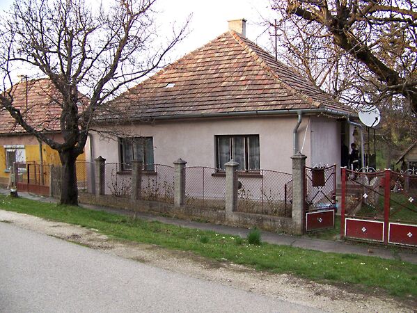 Eladó ház Bakonynána