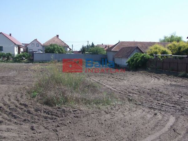 Eladó földterület Tiszakécske