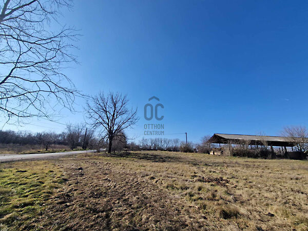 Eladó földterület Környe