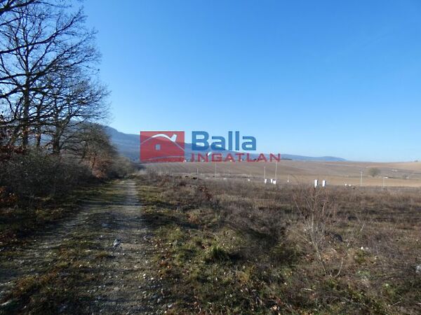 Eladó földterület Üröm