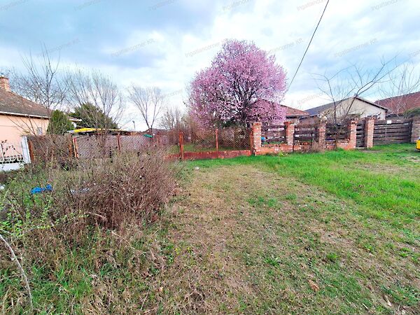 Eladó földterület Majosháza