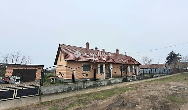 Eladó ház Törtel