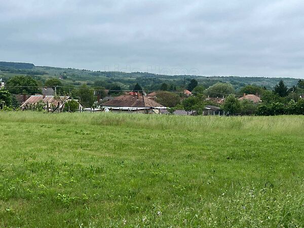 Eladó földterület Szőlősgyörök