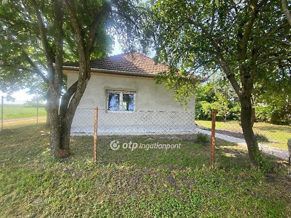 Eladó ház Újszász