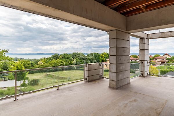 Eladó nyaraló Balatonföldvár