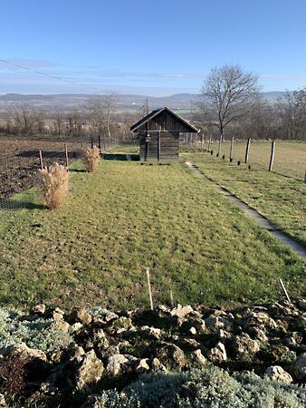 Eladó földterület Naszály