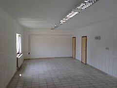 Kiadó üzleti Komárom