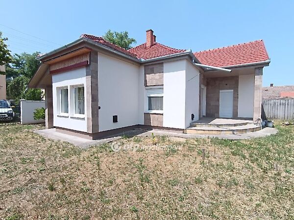 Eladó ház Kunhegyes