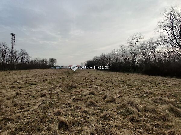 Eladó földterület Gönyű