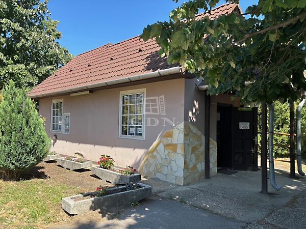 Eladó üzleti Komárom