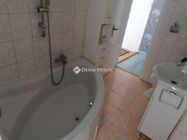 Eladó lakás Komló