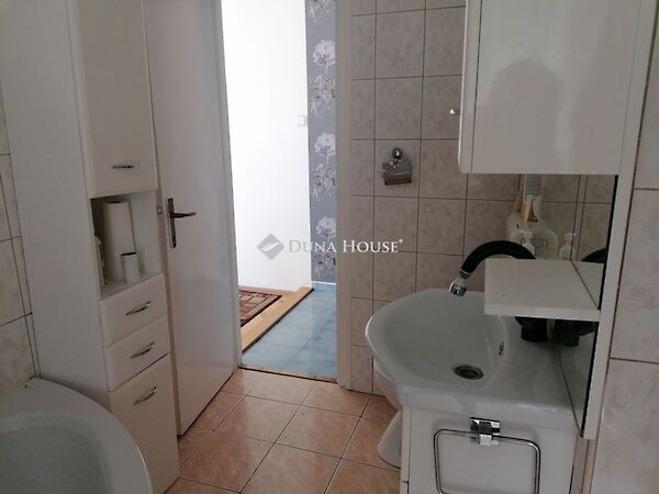 Eladó lakás Komló