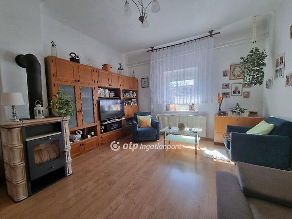 Eladó ház Pápateszér