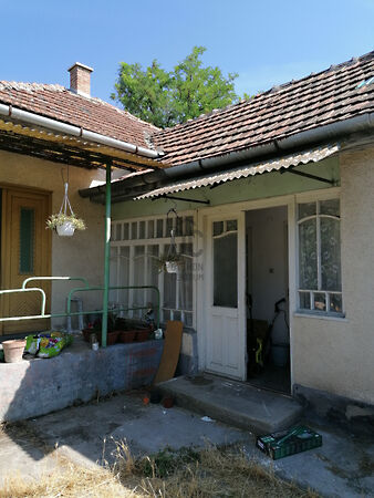 Eladó ház Újszász