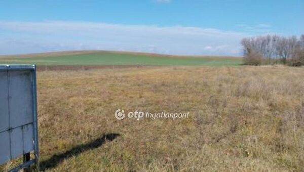 Eladó földterület Kup