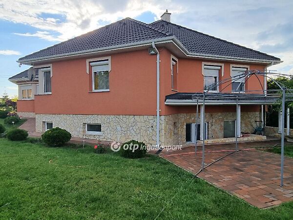 Eladó ház Bakonyszentlászló