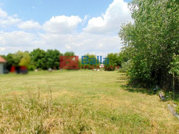 Eladó földterület Pákozd