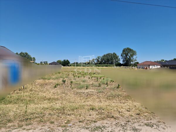 Eladó földterület Tura