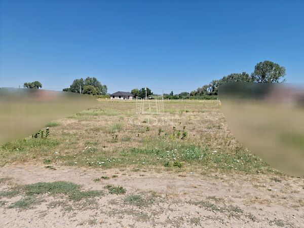 Eladó földterület Tura