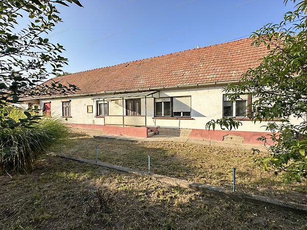 Eladó ház Császártöltés