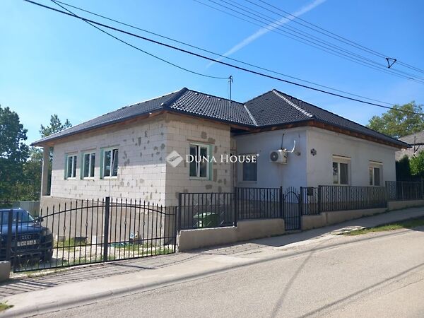 Eladó ház Mány