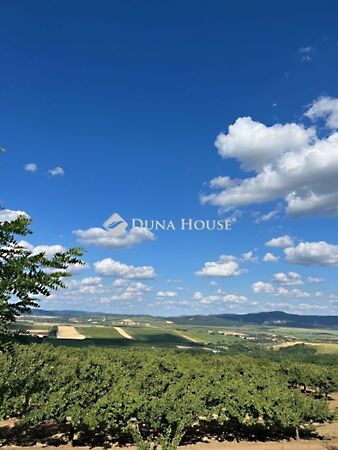 Eladó földterület Tök