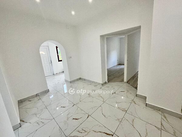 Eladó ház Újszász