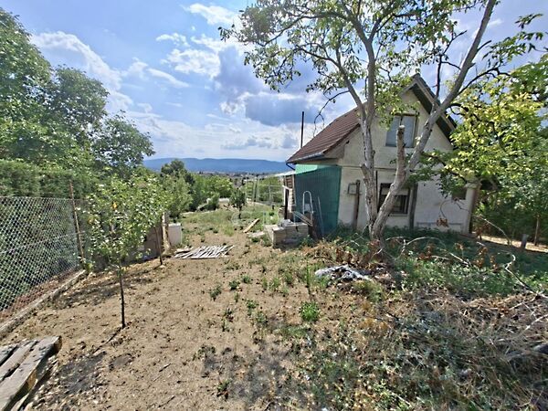 Eladó földterület Vác