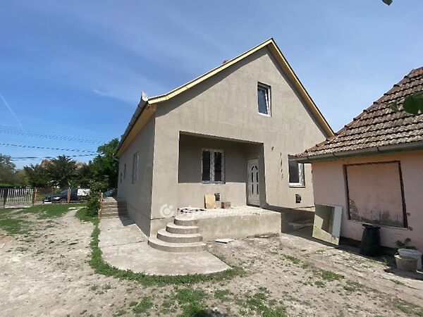 Eladó ház Újszász