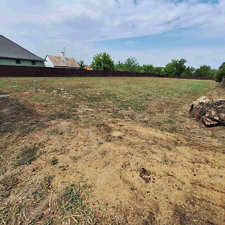 Eladó földterület Mezőkomárom