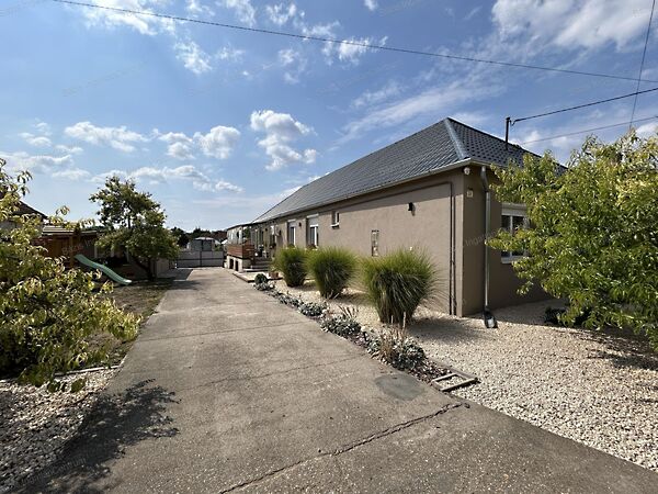 Eladó ház Nagybaracska