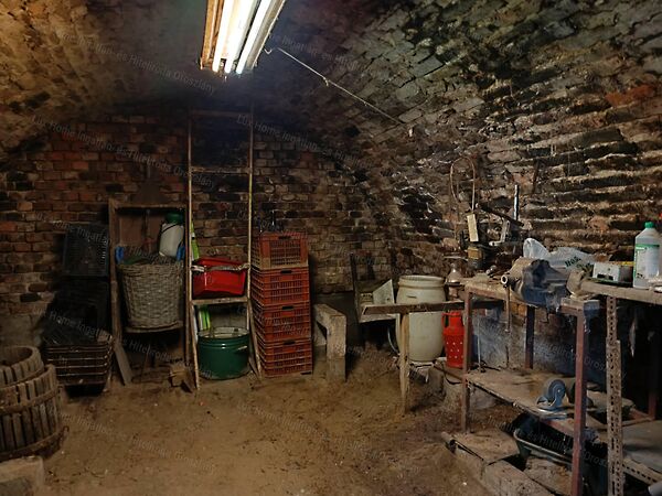 Eladó földterület Császár