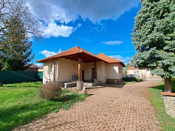 Eladó ház Komárom