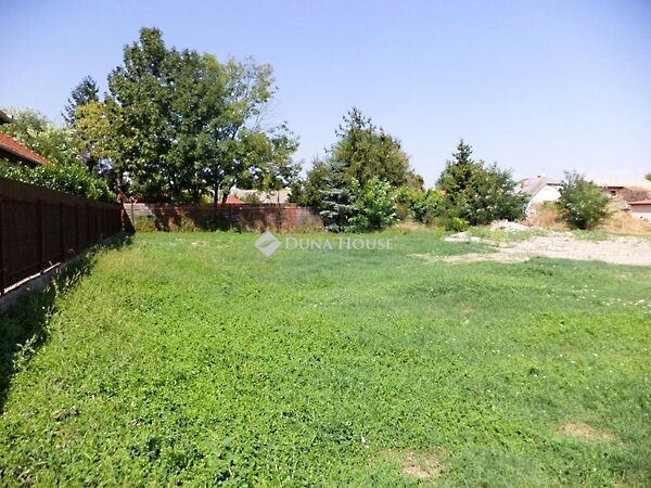 Eladó földterület Pusztaszabolcs