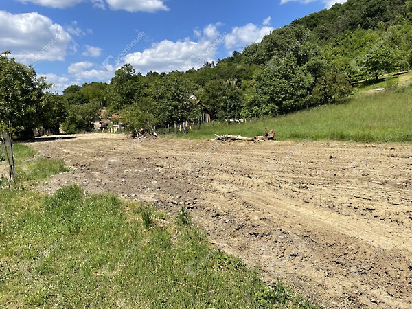 Eladó földterület Csatár