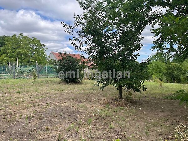 Eladó földterület Taksony