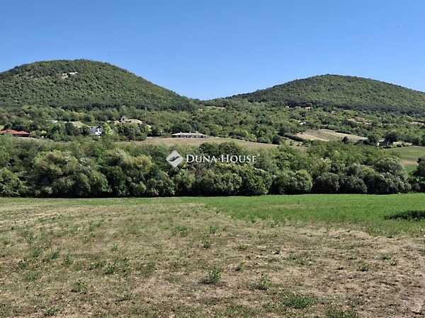 Eladó földterület Bajna