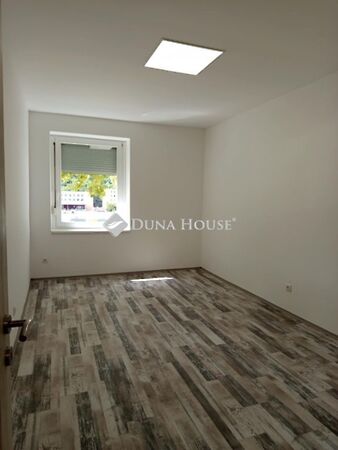 Eladó lakás Komló