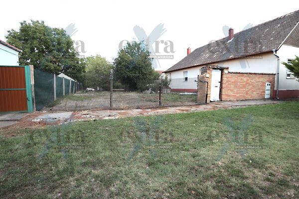 Eladó földterület Pusztaszer