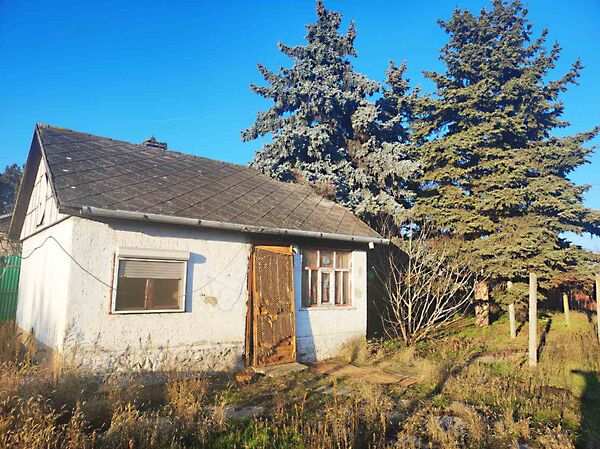 Eladó földterület Baracs