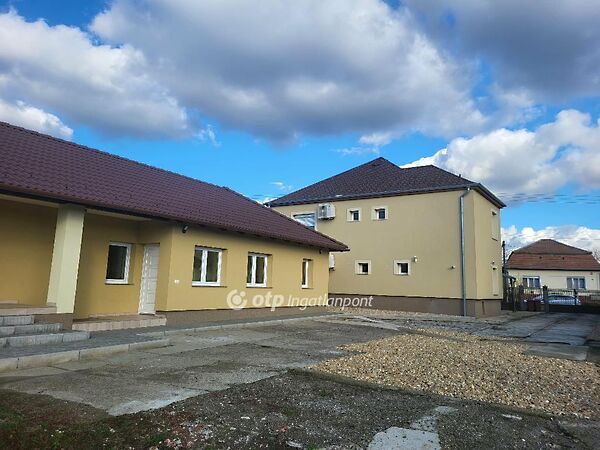 Eladó ház Boldog
