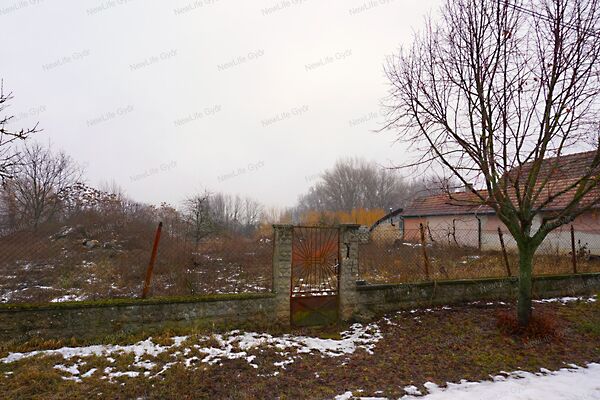 Eladó földterület Pér