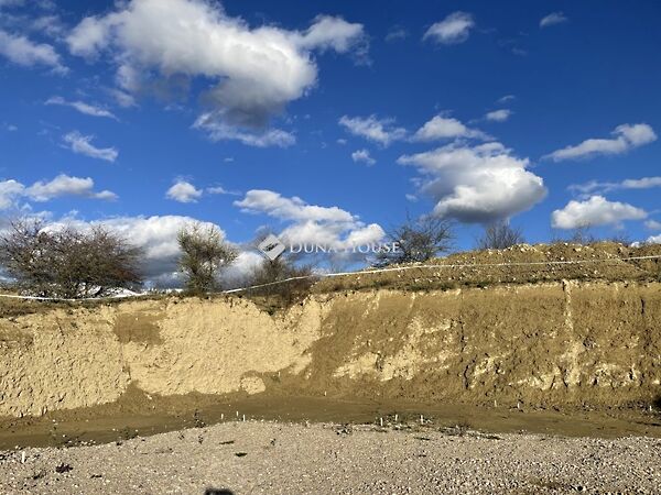 Eladó földterület Tinnye