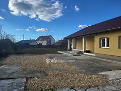 Eladó ház Boldog