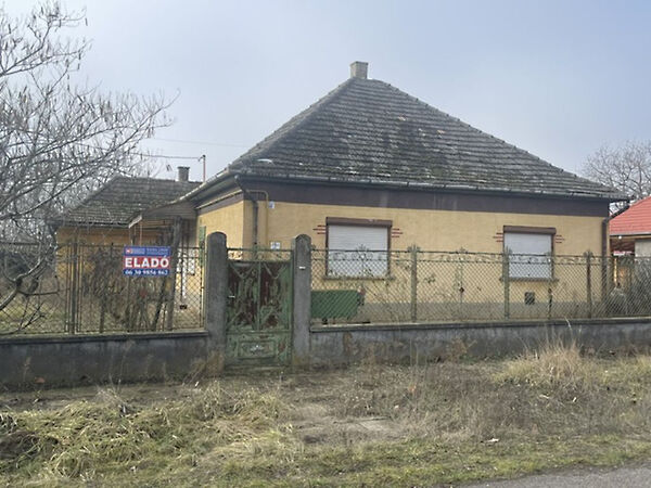 Eladó ház Császártöltés