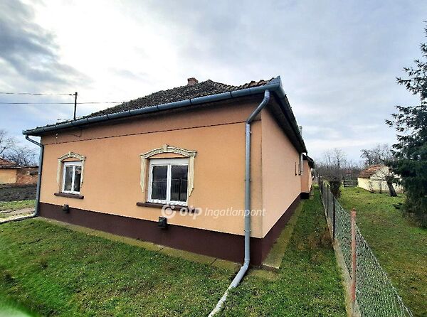 Eladó ház Jászkarajenő