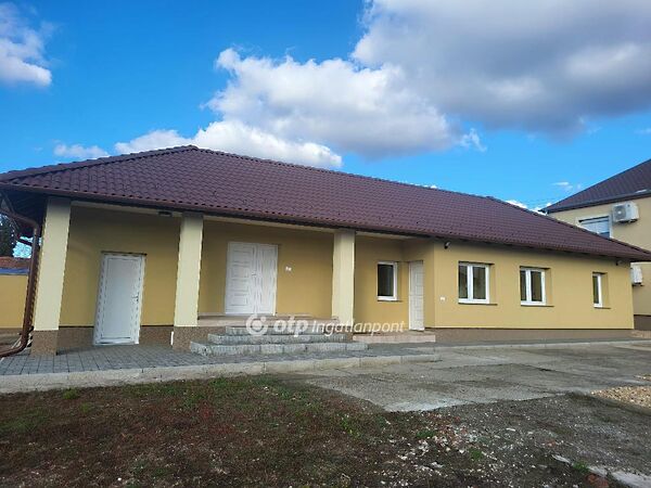 Eladó ház Boldog