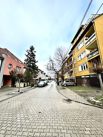 Eladó lakás Győr, Nádorváros