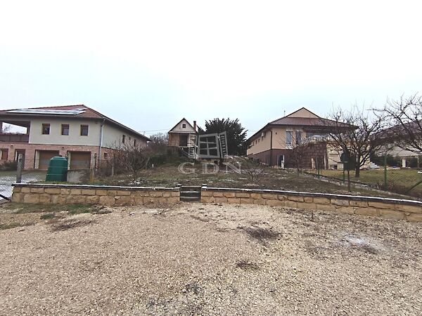 Eladó földterület Sóskút