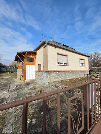 Eladó ház Peresznye